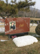 利来国际app集团是如何为著名演员李媛媛打造名人艺术墓碑的？