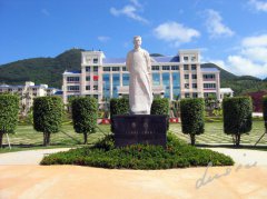 鲁迅雕像：一代文豪的精神印记