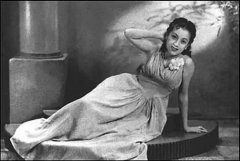 凝视的拓扑学：上官云珠雕塑中的时空褶皱